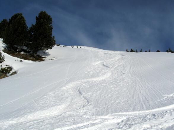 Die Abfahrt unterhalb der felsigen Passage. Mit ein wenig Gespür findet man noch schönen Pulver.