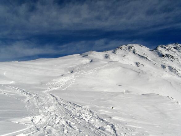 Rückblick über das Abfahrtsgelände. Bei genügend Schnee bieten die weitläufigen Hänge viel Platz für eigene Spuren.