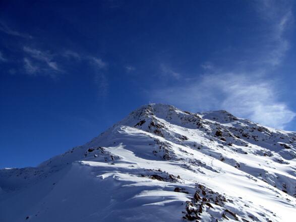 Der weitere (steinige) Wegverlauf führt über diesen Grat.