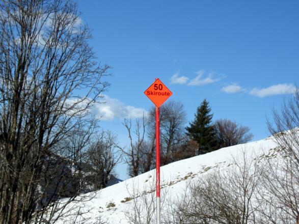 Ein möglicher Aufstieg erfolgt über die Schiroute Nr. 50.