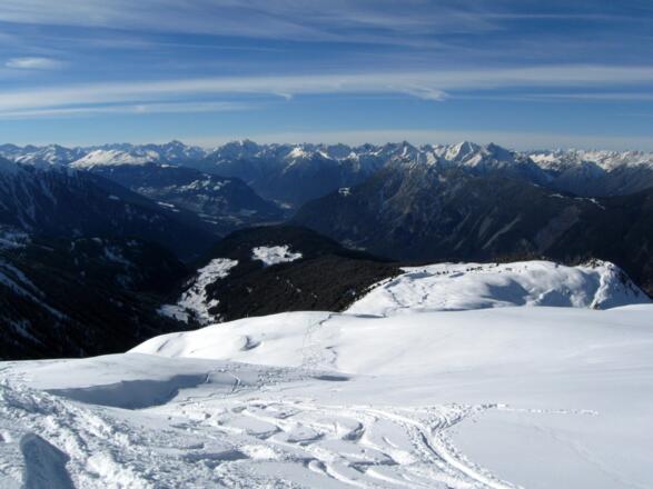 Blick hinunter in die Feldringer Böden. Am Bildrand das Faltegartenkögele.