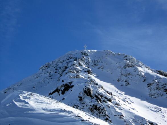 Der Gipfelaufbau des Pirchkogel mit gut sichtbarem Gipfelkreuz.