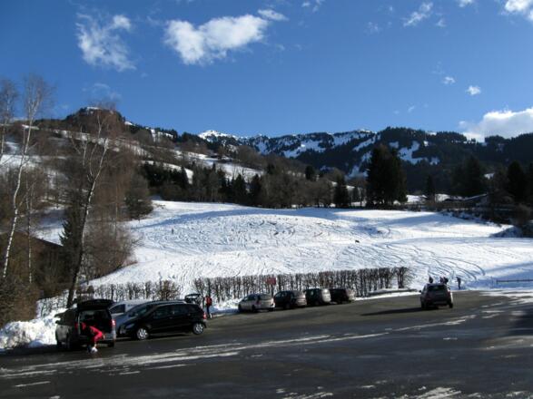 Parkplatz und erste Bauernwiese über welche man seinen Aufstieg beginnt.
