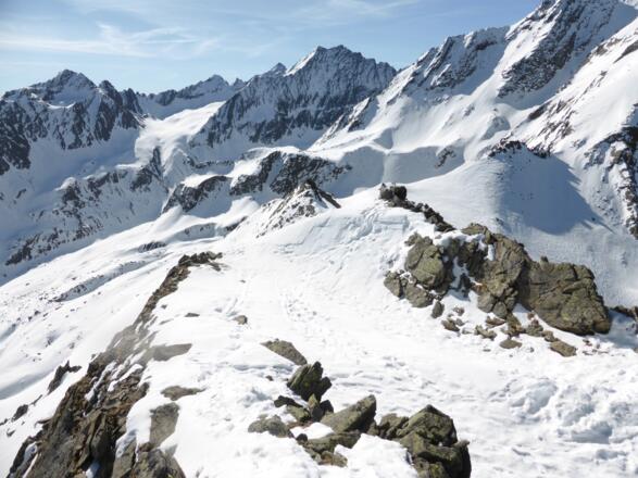 Gipfelblick auf v.l. Zischgeles, Gleirschferner, Schöntalspitze und Grubenwand.