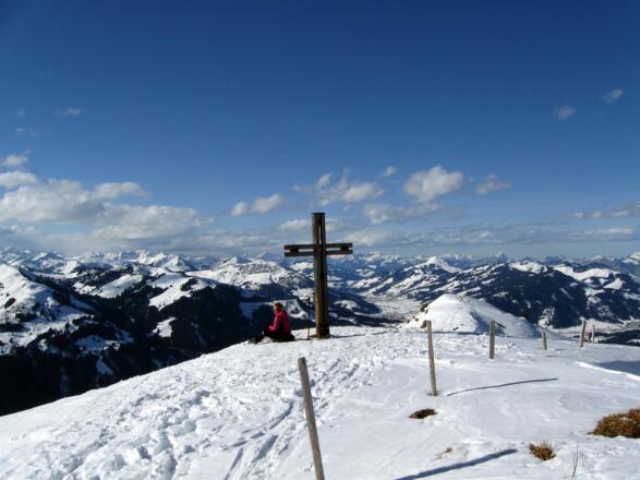 Kleine Gipfelrast mit großer Aussicht.
