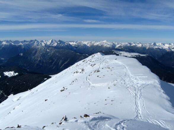 Der gesamte Aufstiegsrücken oberhalb des Schafjoch..