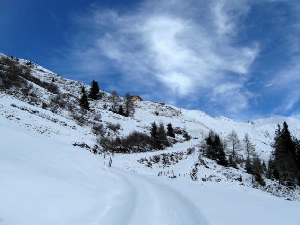 Die Zehenter Alm auf einer Geländekante.