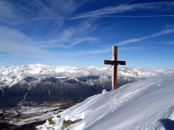 Die letzten Schritte zum Gipfelkreuz. Es steht nicht am höchsten Punkt sondern so, dass es ins Inntal schauen kann.