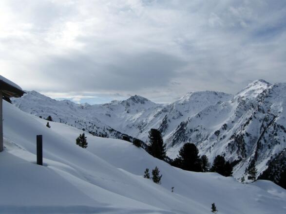 Blick in den Talschluß und das Tourengebiet rund um die Weidener Hütte. In der Bildmitte die Hippoldspitze.