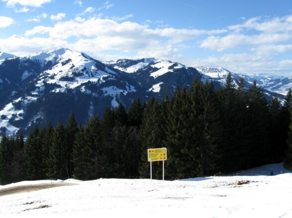 Abfahrt über die gut beschilderten Schirouten Varianten.