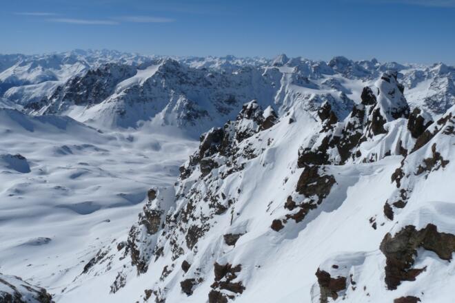 Blick vom Skidepot zum Augstenberg mit seinem markanten Hängegletscher.