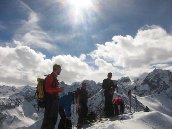 Am Gipfel, rechts hinten der Acherkogel.
