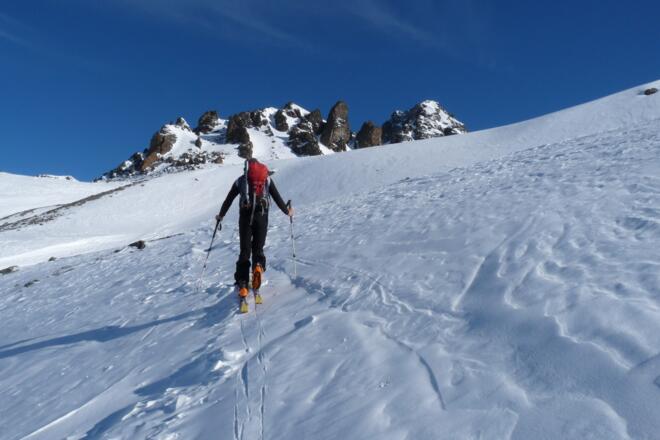 Über eine Gletschermoräne steigen wir steil zum Gletscherbecken des Kronenferners auf.