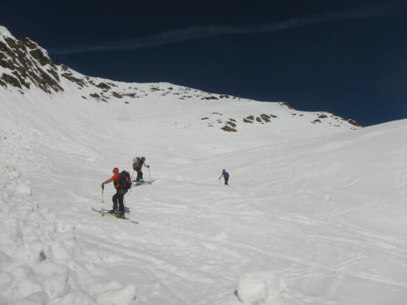 Der Gipfelhang zur Karlesspitze. Gut erkennbar ist die Querung oberhalb der Felsen nach rechts auf den SO-Rücken.