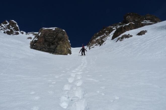 Im oberen Abschnitt steilt sich die Weilmannrinne auf bis zu 45° auf.
