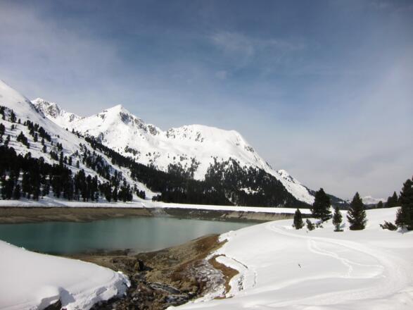 Vordere Karlesspitz und Schafzoll (rechts), vorne der Speichersee Längental.