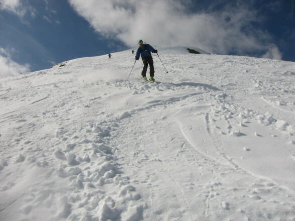 Abfahrt vom Gipfel über den Ostrücken.