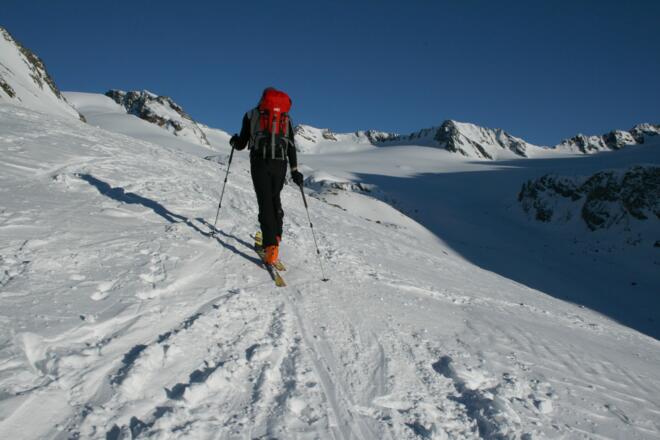 Kurz nach der Vernagthütte folgen wir der Seitenmoräne bis zum Vernagtferner.