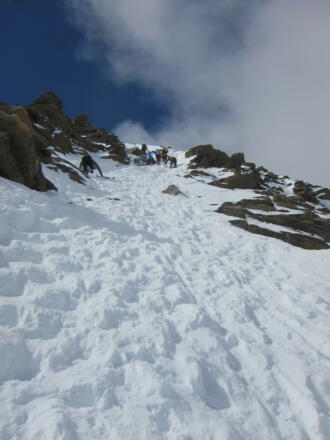 Der erste Abschnitt des steilen Gipfelanstiegs