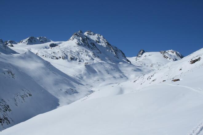 Nach der Querung oberhalb der Vernagtschlucht, kann man den weiteren Anstieg zur Vernagthütte als auch zur Hochvernagt Spitze sehr gut ausmachen.