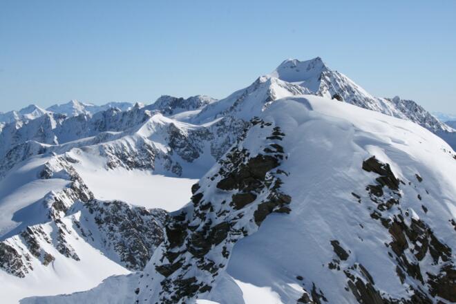 Gefährliche Wechten versperren oft den Weg vom Winter- zum Sommergipfel. Dahinter ragt die Wildspitze empor. 