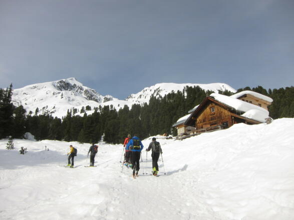 Kurz vor den Mittergrathütten, hinten die Vordere Karlesspitze und der Schafzoll (rechts).