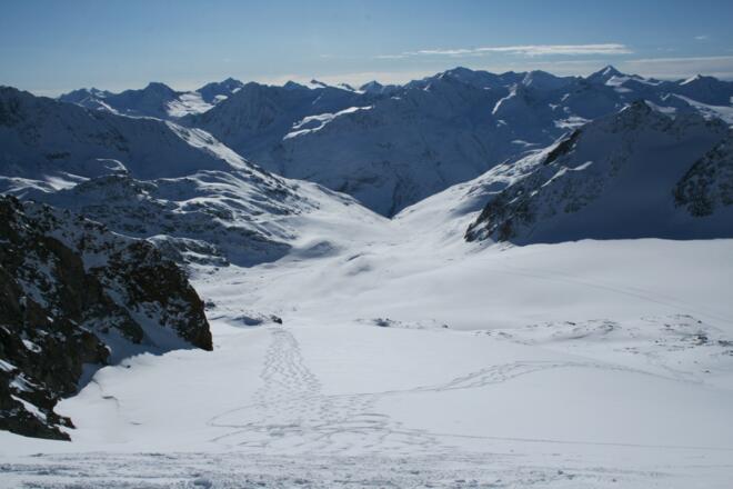 Blick hinunter über die etwas steilere Gletscherstufe. Diese Gletscherfläche wird auch unsere Abfahrtsvariante.