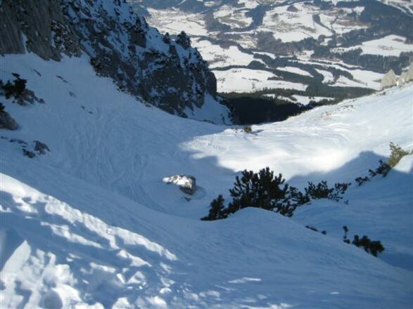 Erst ab einer Höhe von etwa 1.800 m treffen uns die ersten Sonnenstrahlen