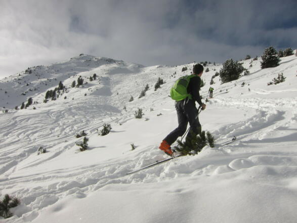 Gut sichtbar die häufig gewählte Abfahrtsroute durch die Mulde rechts der Gipfelfalllinie.