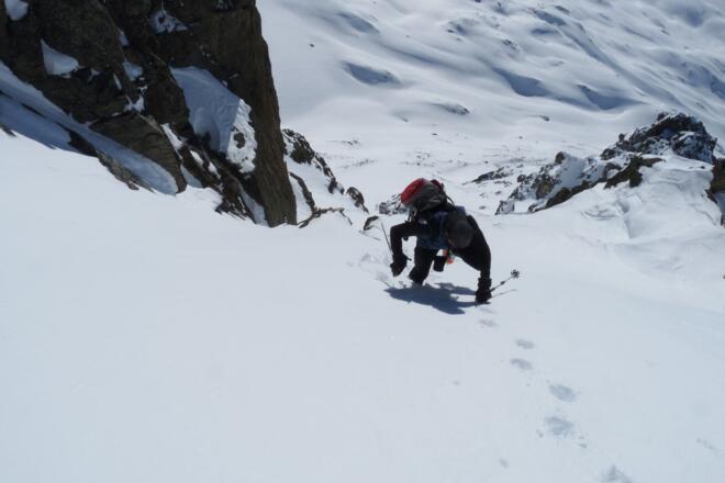Der letzte Abschnitt der Schneerinne kurz unterhalb des Gipfels ist nicht mehr ganz so steil.