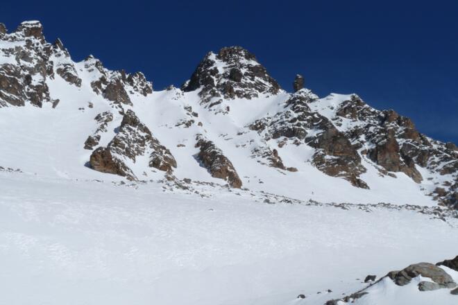 Der Felsaufbau des Südl. Fluchthorns - gut erkennbar ist die Anstiegsroute über die Weilenmannrinne und die sehr steile Gipfelrinne.