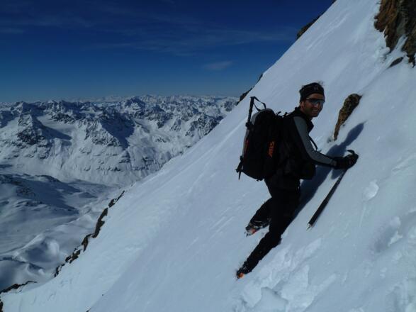Ein äußerst steiler Quergang zur oberen Schneerinne (Foto: W. Gutmann)