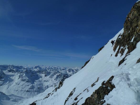 Mit Pickel und Steigeisen sind derart steile Abschnitte gut zu meistern (Foto: W. Gutmann).