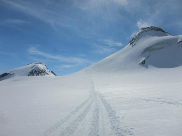 Die Nordflanke des Zuckerhütl wird gequert, im Hintergrund der Wilde Pfaff