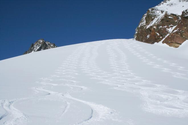 Diese Gletscherfläche bietet noch vielen Spuren Platz.
