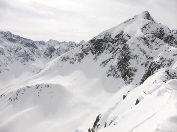 Die Vordere Karlesspitze mit der Abfahrtsvariante über den Ostrücken und der anschließenden Querung in die &quot;Vordere Karle&quot; (Aufnahme vom Gipfel des Schafzoll).