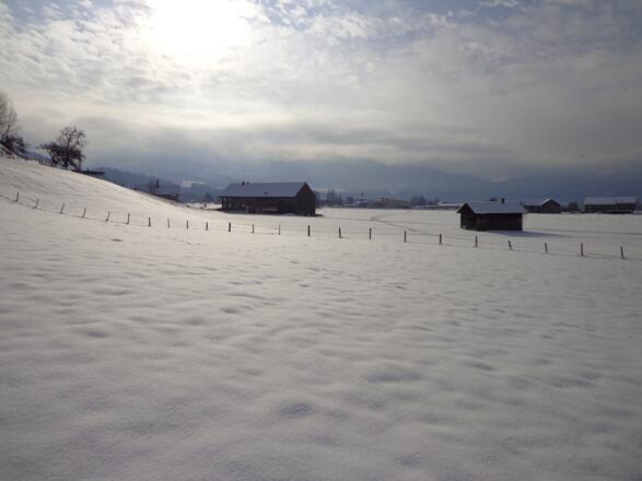 Zwischen den zwei Heustadln liegt das Hotel Quellengarten