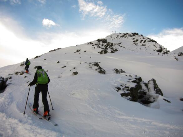 Entlang des felsdurchsetzten Grates zum Skidepot und zum Gipfel.