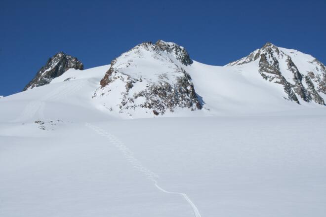 Blick zurück auf eine atemberaubende Gletscherlandschaft. In der Mitte hinten lugt die Hochvernagt Spitze hervor.