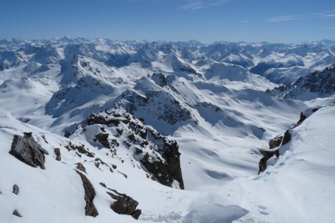 Grandiose Aussicht - durch seine Höhe überragt das Südl. Fluchthorn alle umliegenden Berge. 