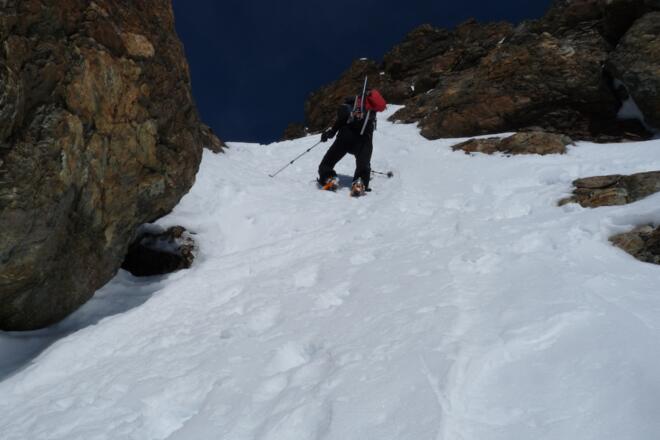 Unmittelbar nach dem Skidepot steigen wir über eine erste Schneerinne (ca. 40°) auf.