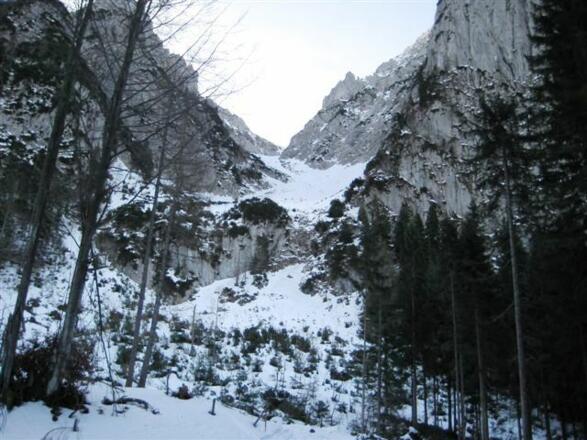 Nach Verlassen des Waldes erreichen wir die 1. Steilstufe und suchen den Durchschlupf auf der linken Seite