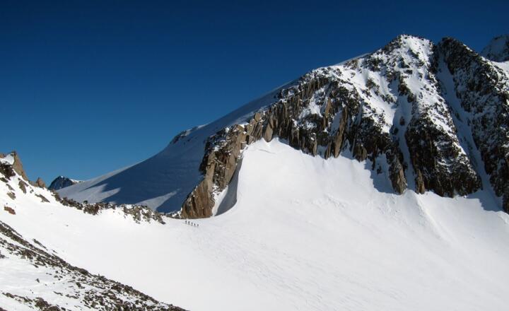 Eine Skitourengruppe kurz vor dem Pfaffenjoch.