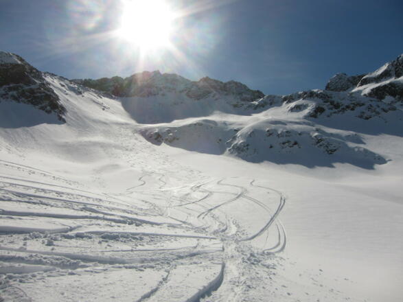 Rückblick auf die Nordhänge der Irzwände (Hintergrund).