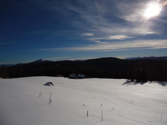 Am anderen Rand der Moorebene sieht man die &quot;Prodingerhütte&quot; (nicht bewirtschaftet)