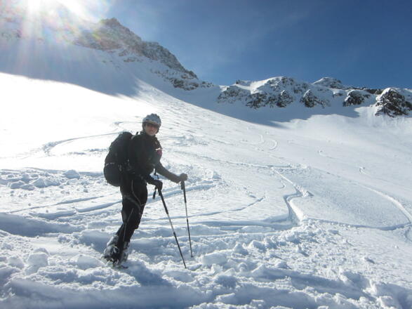 Abfahrt über die Nordhänge von Hochwanner und Irzwände. Im Hintergrund die Geländekante zum Schneetal. 