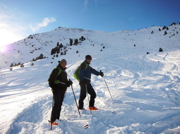 Nach dem oft etwas steinigen Grat folgen schöne Hänge mit idealer Neigung für Genuss-Skifahrer.