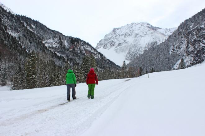 Vom Innertal geht es zu Fuß über die Straße in Richtung Schattenlagant
