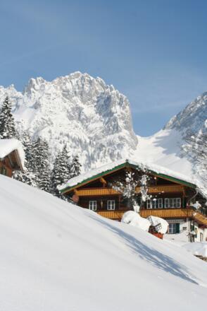 Vorbei an Bauernhäusern