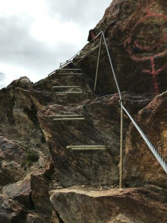 Seilversicherte Passage auf dem Weg zum Ramoljoch Bild 2